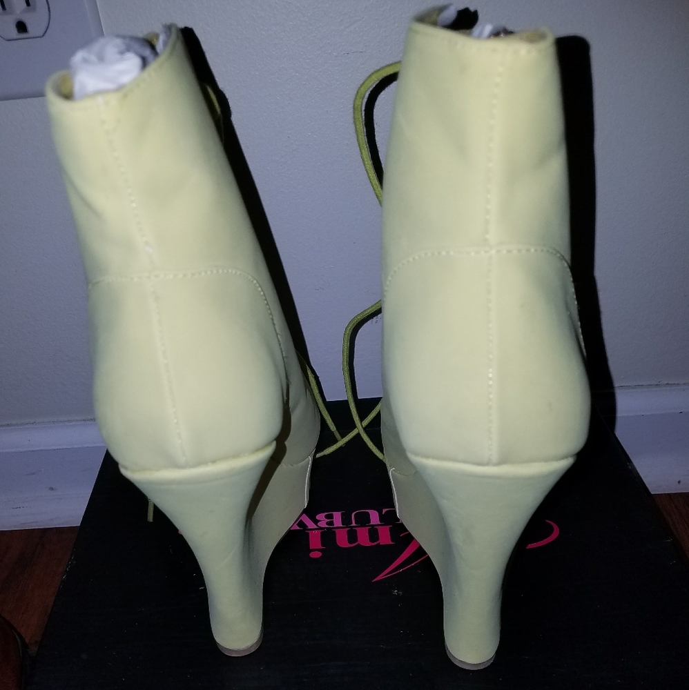 Heels - Picture 2 of 3